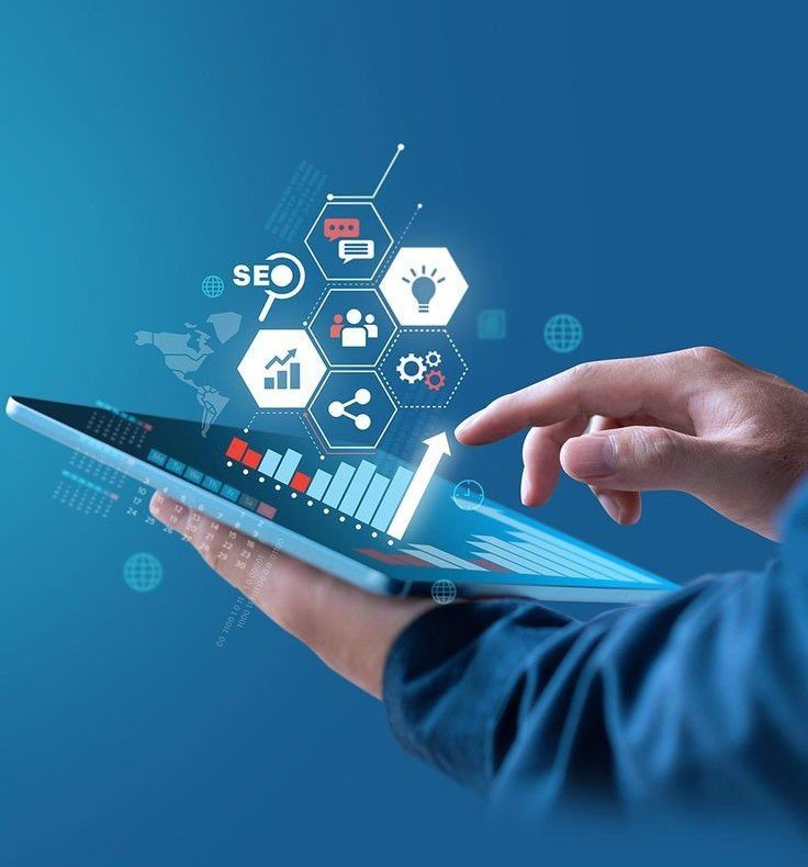 Mão interagindo com um tablet digital, exibindo gráficos de crescimento, ícones de SEO, marketing e inovação, representando o empreendedorismo digital